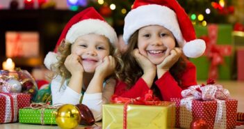 Kinder freuen sich auf Weihnachten