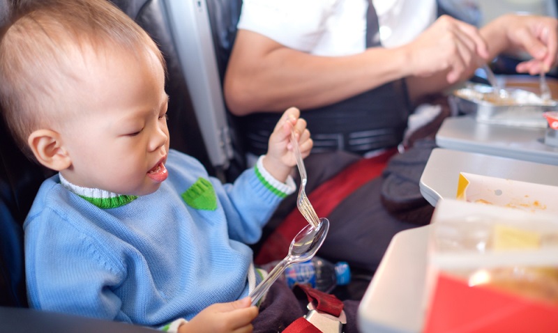 Etwas größere Kinder können meist schon die Nahrung essen die man an Bord bekommt. ( Foto: Shutterstock-_Yaoinlove)