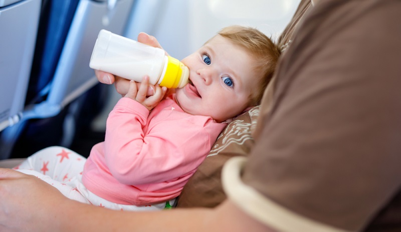 Deutsche Airlines handhaben die Frage zur Babynahrung im Flugzeug ähnlich: Eltern können die Lieblingsnahrung ihres Babys mit an Bord bringen, doch es ist theoretisch auch möglich, Brei im Flugzeug zu bekommen. ( Foto: Shutterstock-Romrodphoto)