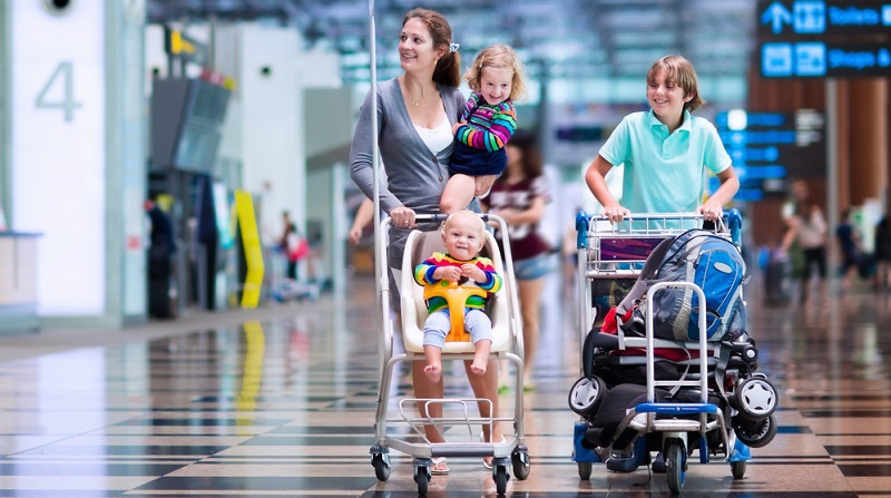 Nicht nur die Frage nach der Babynahrung stellt sich, wenn es mit dem Flugzeug in den Urlaub gehen soll. Auch weitere praktische Fragen stellen sich Eltern, die das erste Mal mit ihrem Nachwuchs auf die große Reise gehen.  ( Foto: Shutterstock-FamVeld)