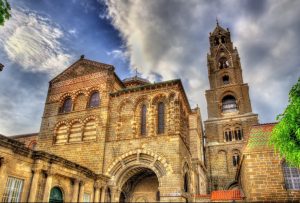 Eine der berühmten Kirchen in der Auvergne ist die Cathedrale Notre-Dame in Le-Puy-en-Velay. (#3)