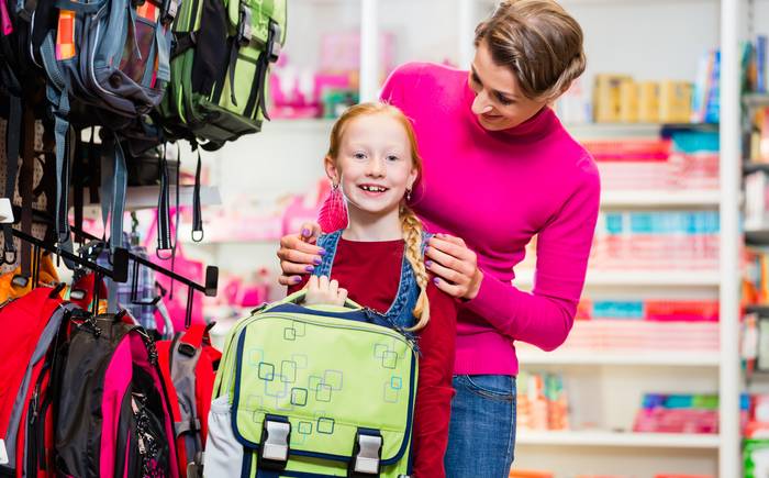 Viele Kinder müssen schon zur Grundschule weitere Strecken zurücklegen und dabei am Straßenverkehr teilnehmen. ( Foto: Adobe Stock- Kzenon)