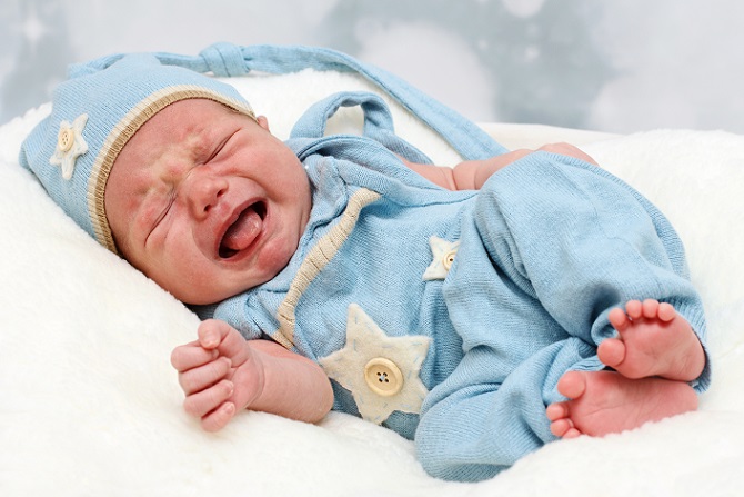 Es gibt viele Gründe, warum Babys schlecht schlafen. Für Eltern ist es bereits nach ein paar Monaten eine echte Herausforderung, den Alltag mit großer Müdigkeit in den Griff zu bekommen. (#01)