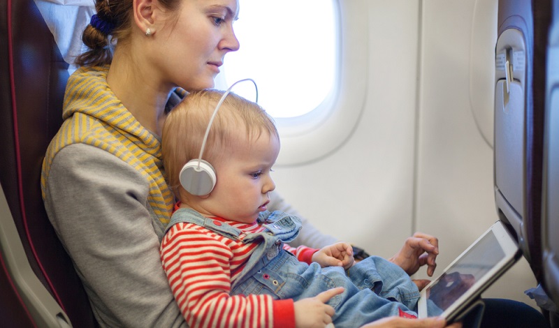 Jede Mutter freut sich, wenn man mit dem Kind im Flugzeug sitzt und der Nachwuchs beschäftigt ist. (#3)