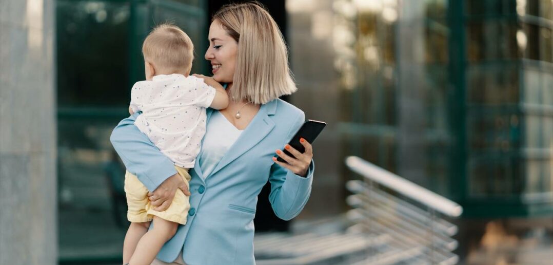 Karriere mit Kind: Dank einer Umschulung Job und Familie vereinbaren ( Foto: Adobe Stock- arthurhidden)