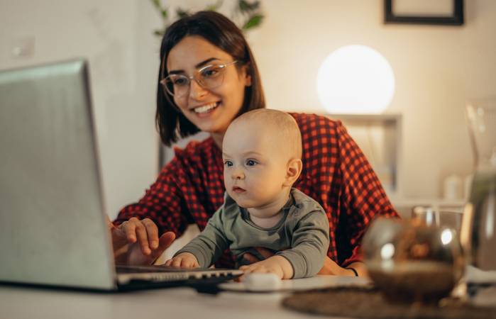 Um mit einer Umschulung Kind und Karriere vereinbaren zu können, kommt es auf die passende Jobwahl an. ( Foto: Adobe Stock- Zamrznuti tonovi_)