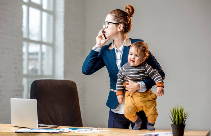 Vor allem Frauen suchen dann häufig nach einer neuen Perspektive, während Männer mit Umschulungen der Kinder wegen noch zurückhaltender sind. ( Foto: Adobe Stock-rh2010)