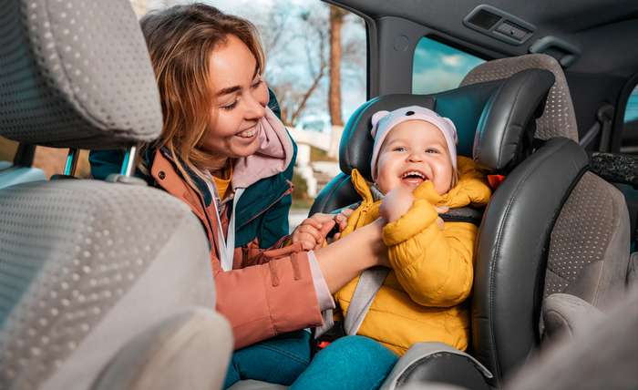 Idealerweise lässt sich der Kindersitz per Isofix mit der Karosserie des Fahrzeugs verbinden bzw. gibt es andere Verbindungsmöglichkeiten. ( Foto: Adobe Stock - KUBE)
