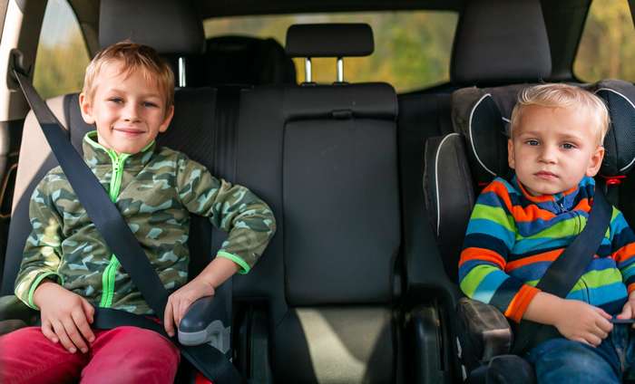 Kinder, die an das Reisen mit dem Auto gewöhnt sind, fahren entspannter mit.  ( Foto: Adobe Stock -   len44ik )