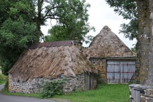 Malerische Winkel sind eine der bekanntesten Disziplinen, in denen die Auvergne gegen andere Reionen mit Erfolg antritt. Die Maisons-a-toit-de-chaume (zu deutsch "Häuser mit Stohdächern") in Bigorre im Departement Haute-Loire in der Auvergne künden davon. (#4)