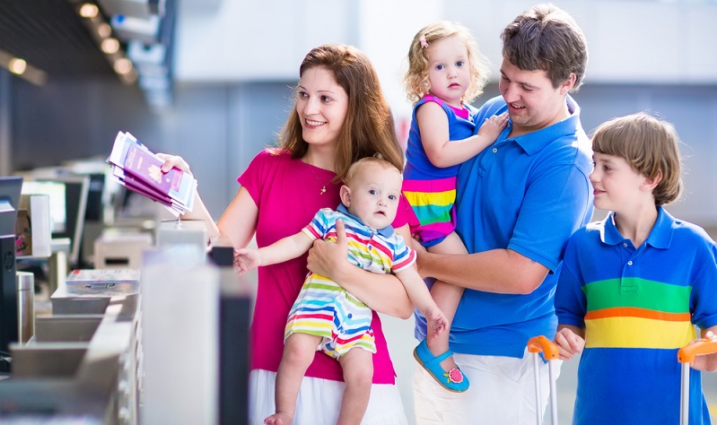 Damit es keine Probleme am Flughafen oder an den Grenzen gibt, ist ein Kinderreisepass notwendig. ( Foto: Shutterstock- FamVeld )