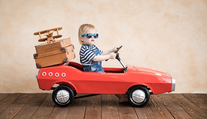 Viele Eltern entscheiden sich, Reisen mit Kleinkind mit dem Auto durchzuführen. Das klingt praktisch und flexibel. Aber auch hier gibt es viel zu beachten.  ( Foto: Shutterstock-Viele Eltern entscheiden sich, Reisen mit Kleinkind mit dem Auto durchzuführen. Das klingt praktisch und flexibel. Aber auch hier gibt es viel zu beachten.  ( Foto: Shutterstock-  Sunny studio )