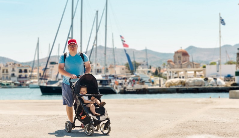 Eine der Regeln ist es, sich Gedanken darüber zu machen, ob ein Kinderwagen benötigt wird oder nicht. Dies hängt vom Alter des Kindes ab, aber auch davon, wie häufig bisher der Kinderwagen in Anspruch genommen wurde. ( Foto: Shutterstock-Troyan)