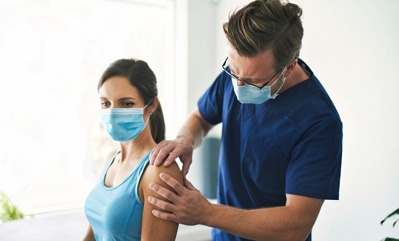 Ein Orthopäde oder Unfallchirurg ist der richtige Ansprechpartner. Er wird zusammen mit dem Physiotherapeuten eine geeignete Therapie in die Wege leiten, die meist aus einer Kombination aus Krankengymnastik und entzündungshemmenden Medikamenten (Ibuprofen, Diclofenac etc.) besteht. ( Foto: Shutterstock-Lopolo)