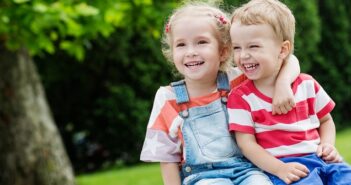 Mit Sketche KInder zum lachen brigen, es gibt nichts wertvolleres