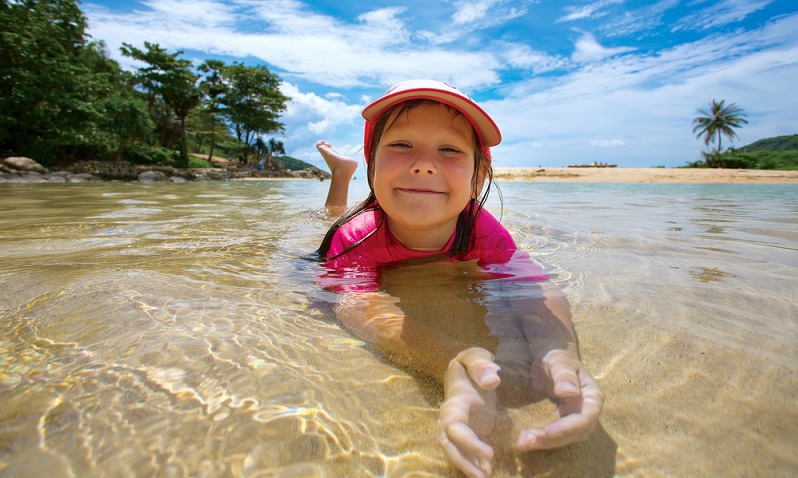 Familien, die gerne planschen, baden, am Strand Sandburgen bauen und sich in der Sonne bräunen, die sollten den malerischen White Sand Beach, Khuk Khak Beach oder Khao Lak Beach besuchen.