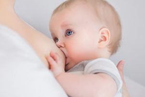 Die gute Nachricht für Mütter: Sie können Ihrem Nachwuchs auch weiterhin die Brust geben, wenn Sie von Muttermilch auf Beikost umstellen. 