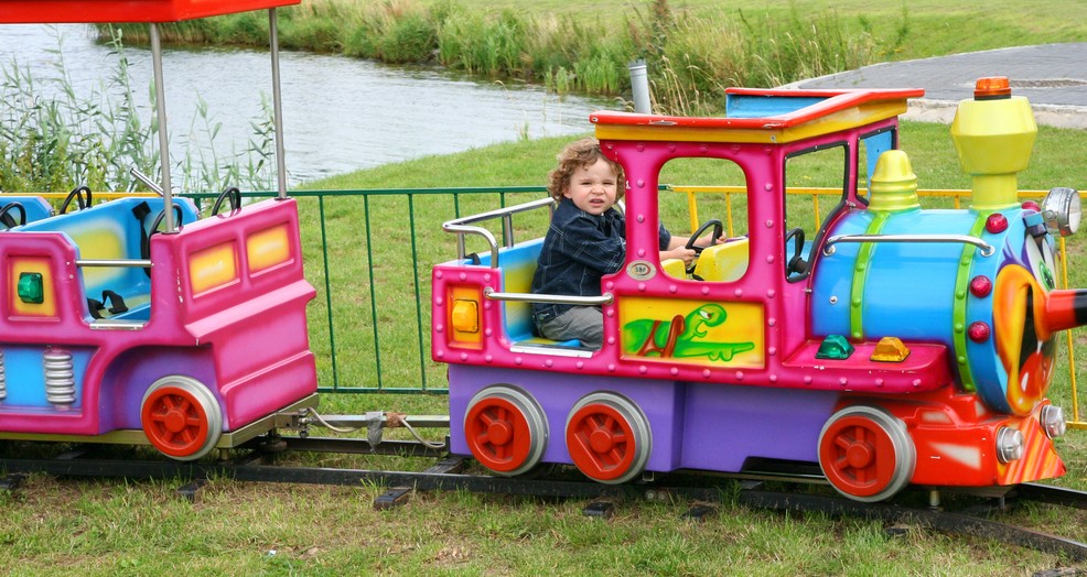 In Cervia ruft der kleine Zug im "L’Anello del Pino" kleine Fahrgäste für eine spannende Rundtour. Nicht weit von der Unterkunft gelegen, ist der Park mit der kleinen Eisenbahn ein beliebtes Ziel für Familien in Cervia. (#5)