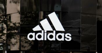 Adidas, der Pionier der Sportmode, prägt Generationen von Athleten weltweit. (Foto: AdobeStock 283043772 ink drop)
