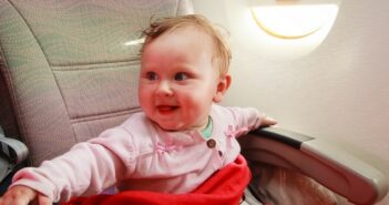 Babynahrung im Flugzeug? Alles, was Du für die Zwerge im Flieger brauchst! (Foto: shutterstock - NadyaEugene)