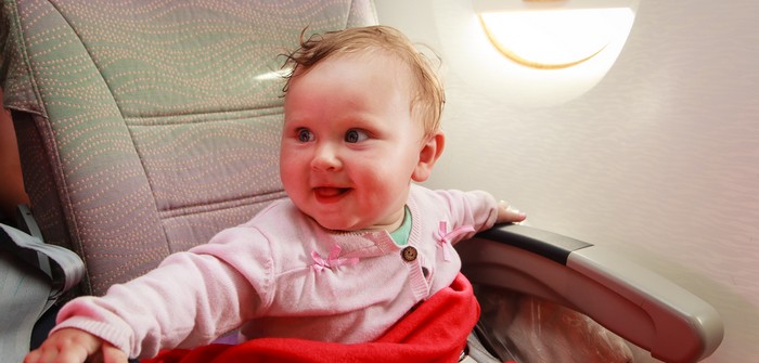 Babynahrung im Flugzeug? Alles, was Du für die Zwerge im Flieger brauchst! (Foto: shutterstock - NadyaEugene)