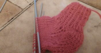 Babysocken stricken kann beginnen: mit dieser Anleitung gelingt es auch