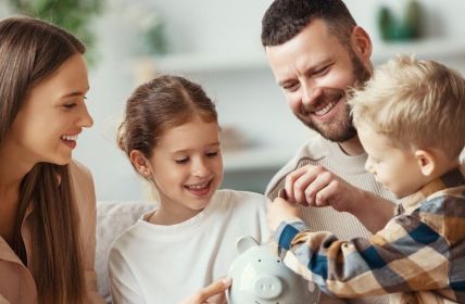 CosmosDirekt als Top Versicherer im Kinder-Anlage-Ranking von ServiceValue (Foto: AdobeStock -  JenkoAtaman - 385263980)