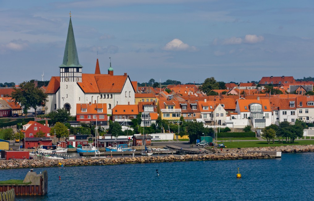 Wehmütig werden sich Kinder und Eltern an den Aufenthalt in Bornholm mit Strand, Hygge und Co. erinnern. Da kann so ein Urlaub in Dänemark doch ganz schön lange vorhalten. (Foto: shutterstock - Altrendo Images)