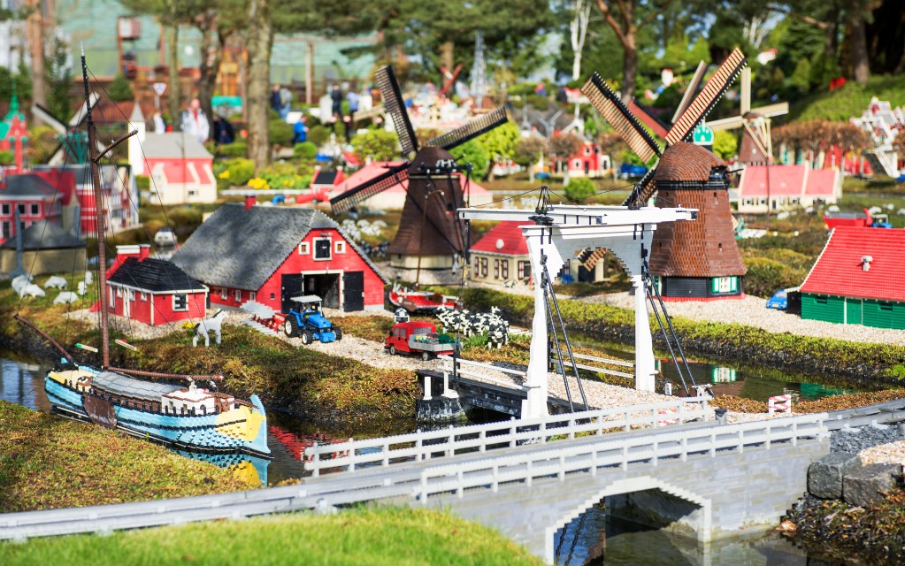 Die eigene Welt im Kinderzimmer mit den Legobausteinen ist für Kinder wie für Erwachsene schon faszinierend. Ein Besuch im Legoland Billund im Rahmen des Dänemark-Urlaubs, bei dem man die Welt der kleinen Steine hautnah und in Übergröße erleben kann, wird das jedoch noch toppen. (Foto: shutterstock - Lena Ivanova)