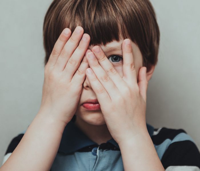 Die tiefen Augen des Kindes könnten auf diese Erkrankung hinweisen. (Foto: AdobeStock - irena_geo 429277152)