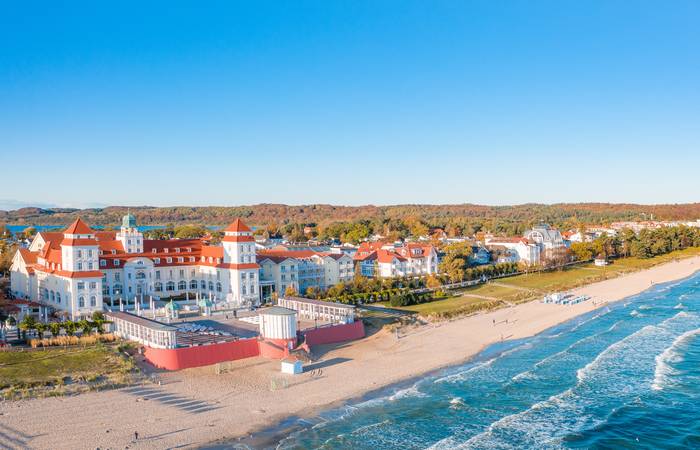 Ob in Grömitz, auf Rügen, Fehmarn oder in Stralsund: Ein Hotel lässt sich in fast allen Orten an der Ostsee finden. (Foto: AdobeStock - 329770513 Mirko Boy)