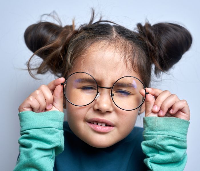 Wenn Kinder kurzsichtig sind: Tipps zur Brillenauswahl und -anpassung (Foto: AdobeStock - amixstudio 549433424)