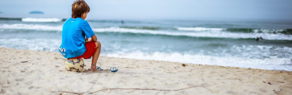 Besonders im Urlaub und auf Reisen führt ständiges Erbrechen beim Kleinkind zu Panik beiden Eltern. Der gewohnte Hausarzt ist nicht in Reichweite und Hilflosigkeit macht sich bei Mama und Papa breit. Der erste Schritt sollte in jedem Fall zum Arzt am Urlaubsort führen. (#2)