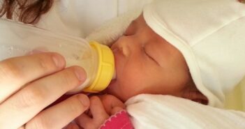 Umstellung Muttermilch auf Beikost: So einfach geht das