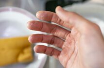 Waschmittel bei Allergien: Lösung für empfindliche Kinderhaut (Foto: AdobeStock - 649129151 wachiwit)