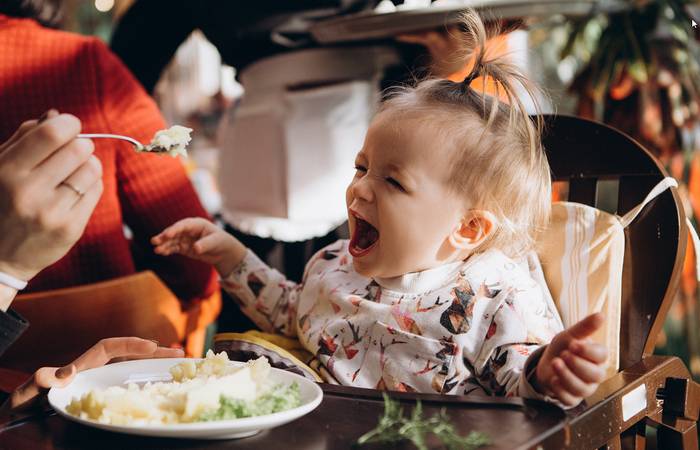 Ein Kinderstuhl sollte in jedem Hotel vorhanden sein. (Foto: AdobeStock - 287129801 Ananass) 