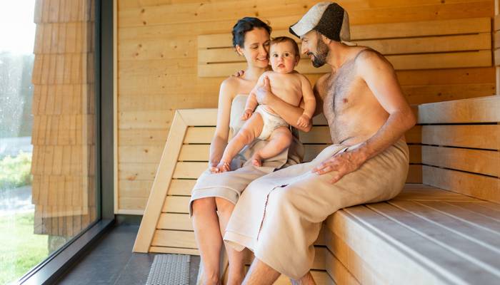 Kleinkinder maximal eine halbe Minute mit in die Sauna zu nehmen (Foto: AdobeStock - 437077566  rh2010)