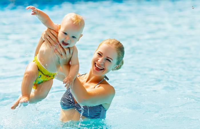 Toben im Wasser macht schon kleinen Babys Freude. (Foto: AdobeStock - 141443954 JenkoAtaman) 